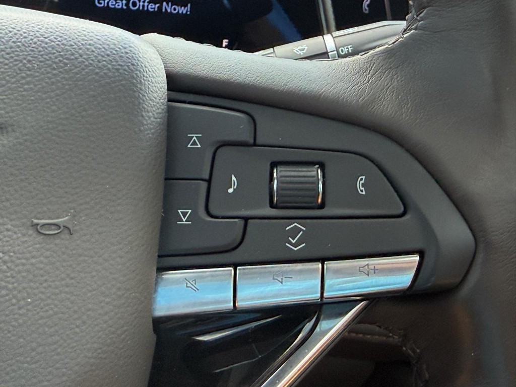 Cadillac Escalade Vehicle Full-screen Gallery Image 16