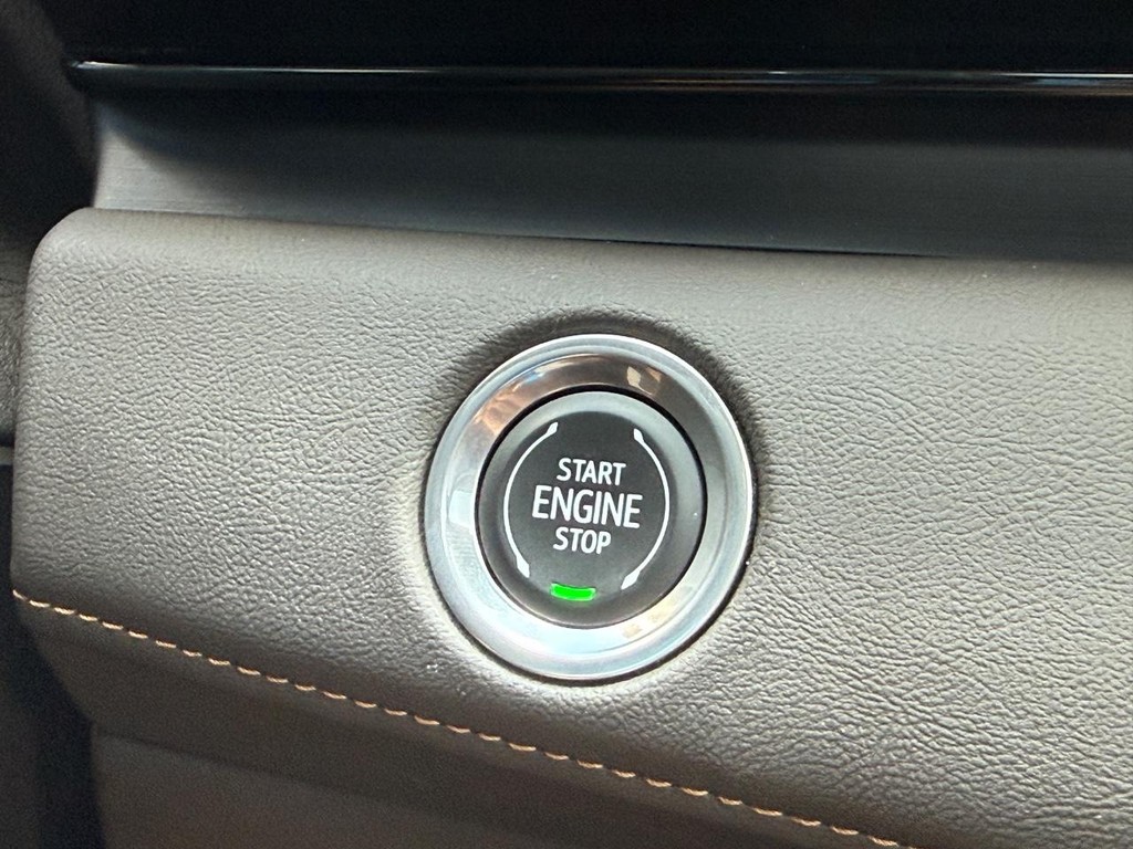 Cadillac Escalade Vehicle Full-screen Gallery Image 17