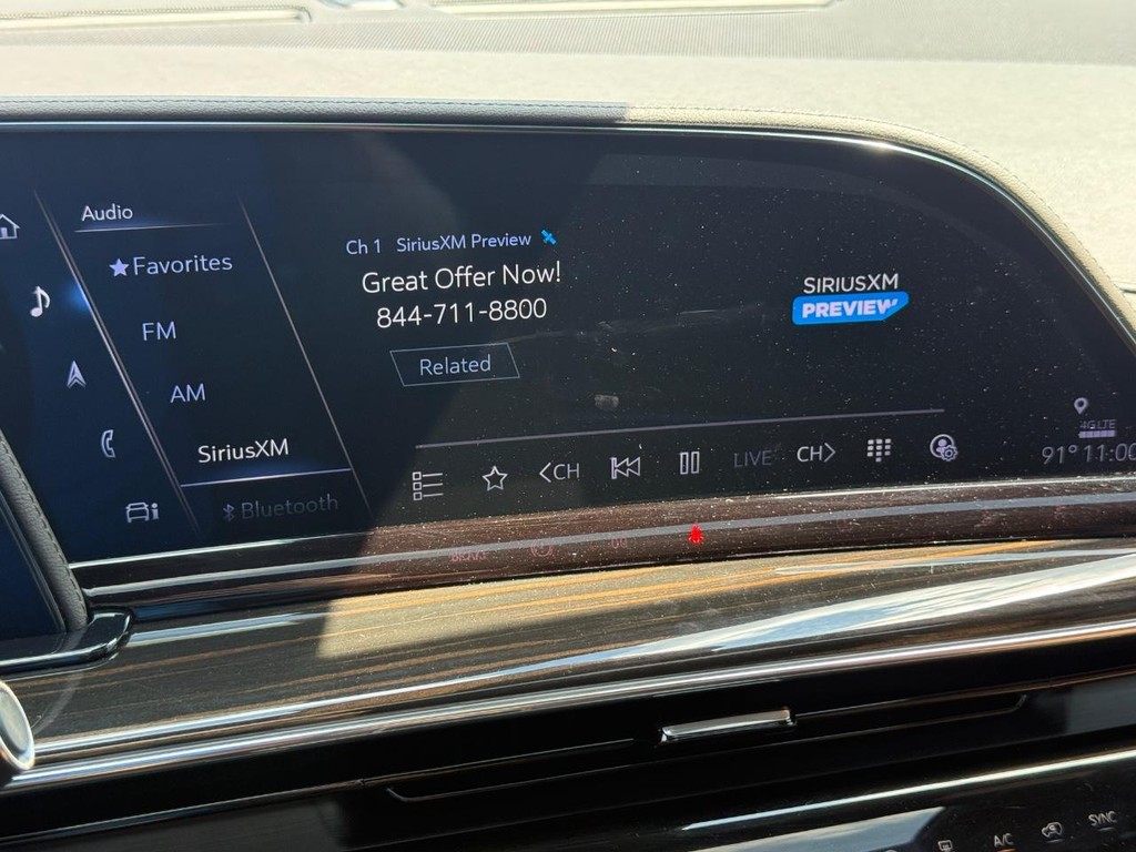 Cadillac Escalade Vehicle Full-screen Gallery Image 18