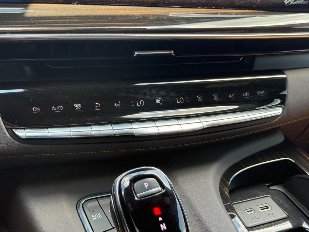 Cadillac Escalade Vehicle Full-screen Gallery Image 20