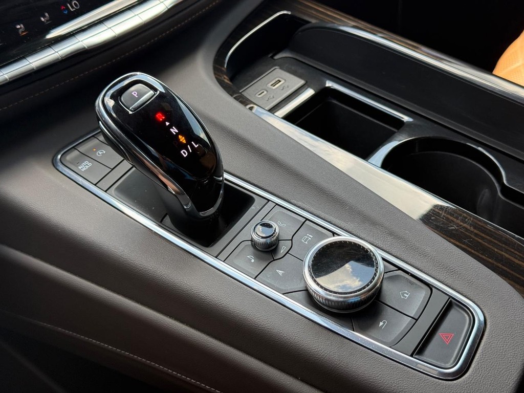 Cadillac Escalade Vehicle Full-screen Gallery Image 21