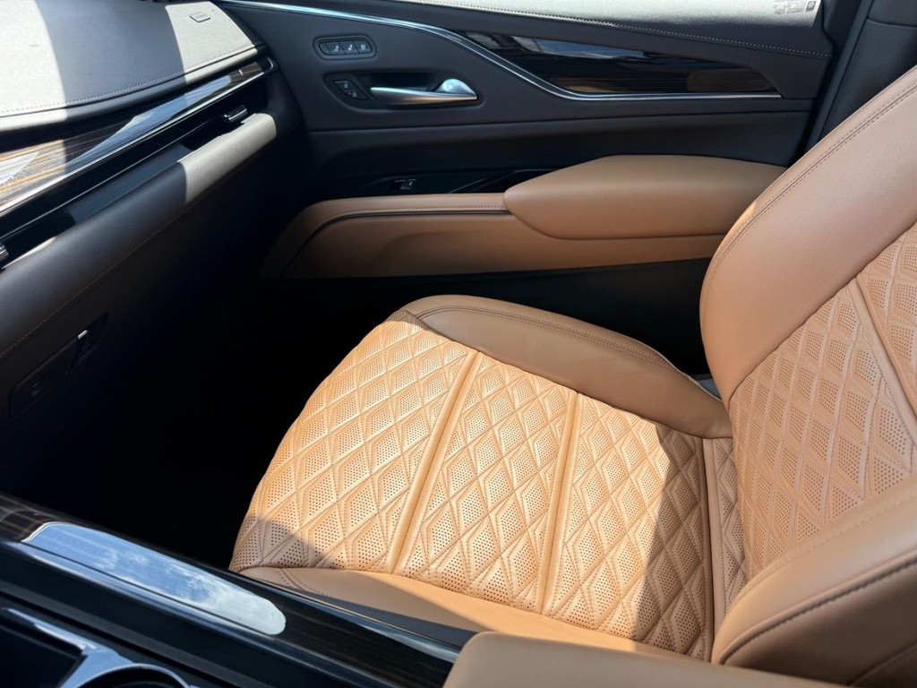 Cadillac Escalade Vehicle Full-screen Gallery Image 22