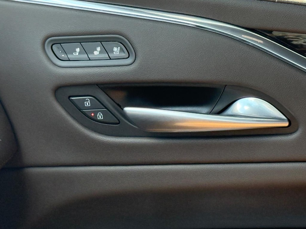 Cadillac Escalade Vehicle Full-screen Gallery Image 23