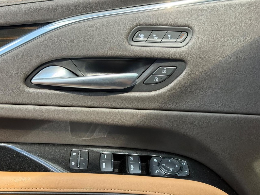 Cadillac Escalade Vehicle Full-screen Gallery Image 26