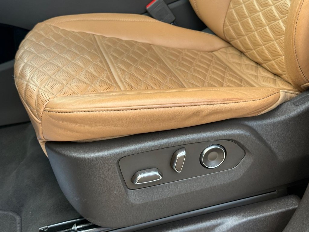 Cadillac Escalade Vehicle Full-screen Gallery Image 27