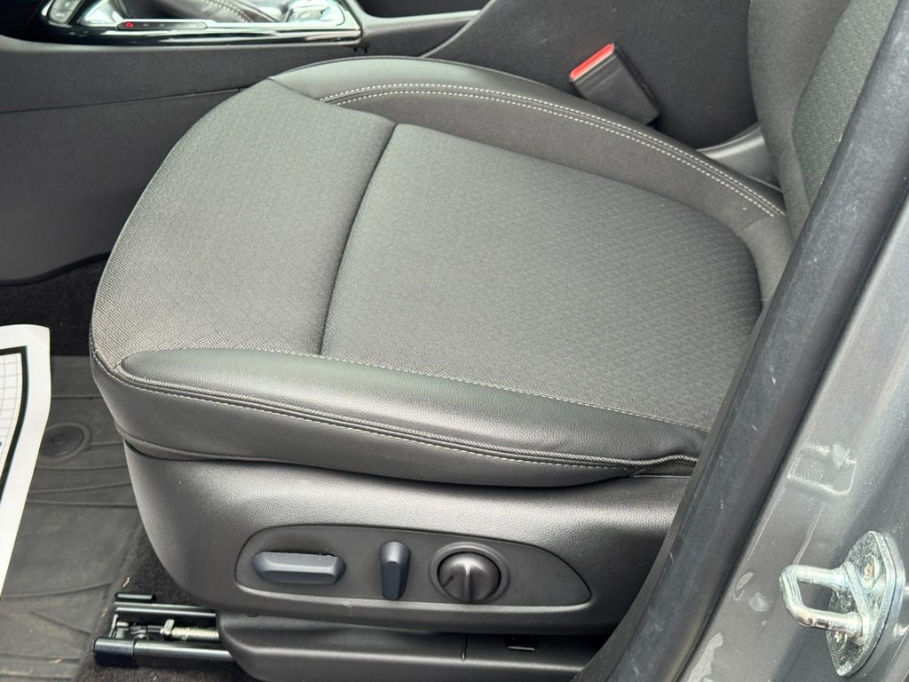 Buick Encore GX Vehicle Full-screen Gallery Image 16