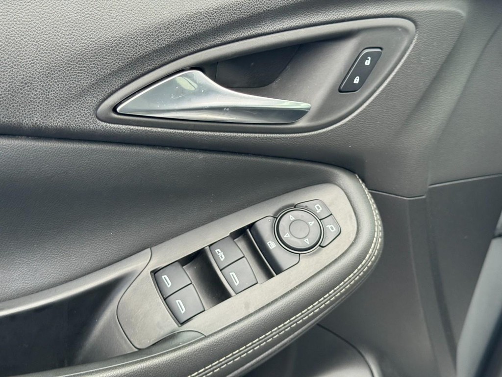Buick Encore GX Vehicle Full-screen Gallery Image 17