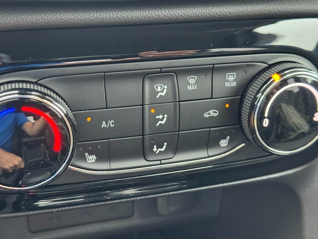 Buick Encore GX Vehicle Full-screen Gallery Image 21