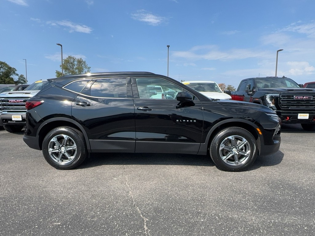Chevrolet Blazer Vehicle Full-screen Gallery Image 01