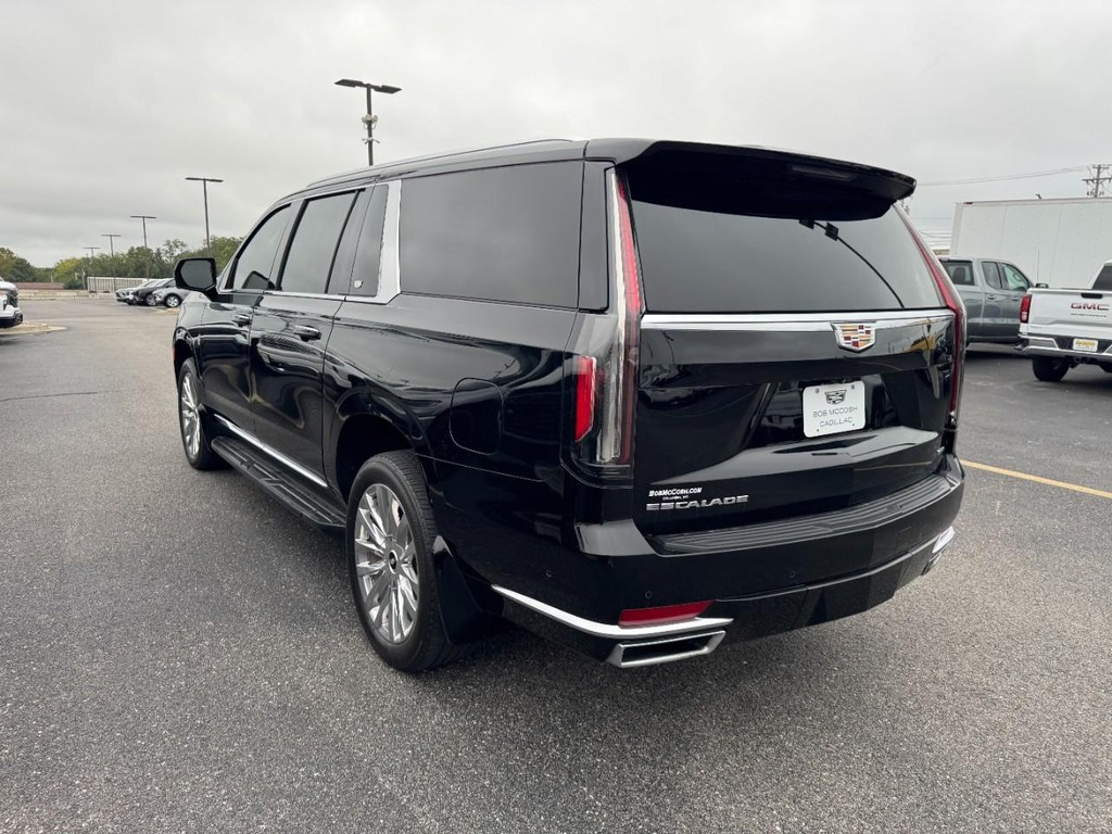 Cadillac Escalade ESV Vehicle Full-screen Gallery Image 05