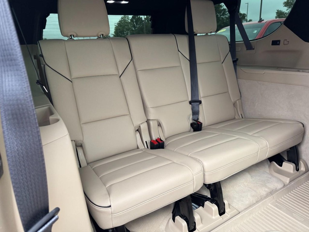Cadillac Escalade ESV Vehicle Full-screen Gallery Image 09
