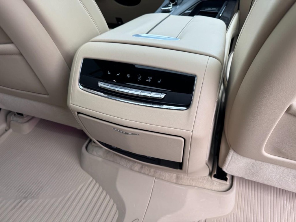 Cadillac Escalade ESV Vehicle Full-screen Gallery Image 11
