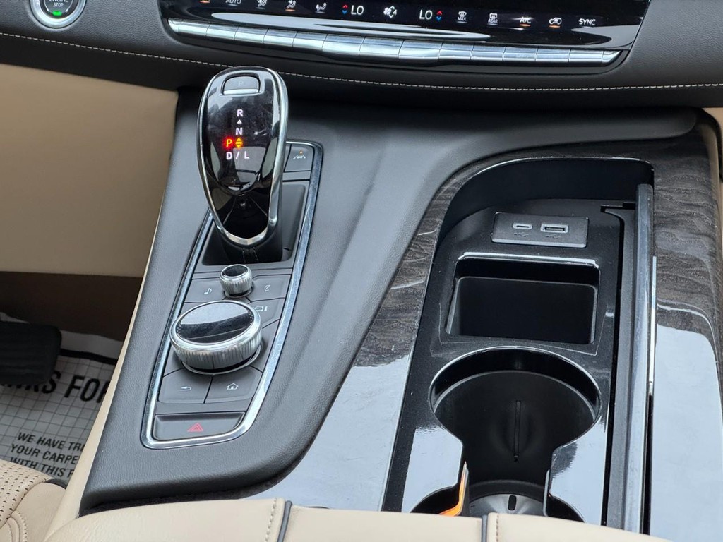 Cadillac Escalade ESV Vehicle Full-screen Gallery Image 15