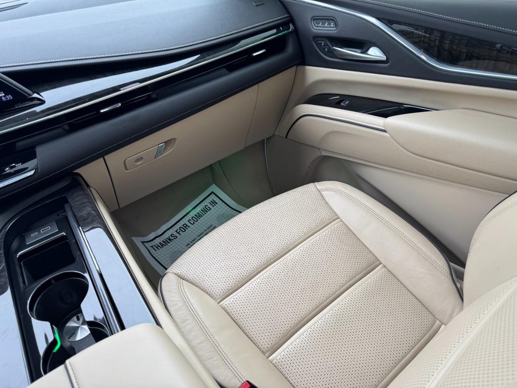 Cadillac Escalade ESV Vehicle Full-screen Gallery Image 16