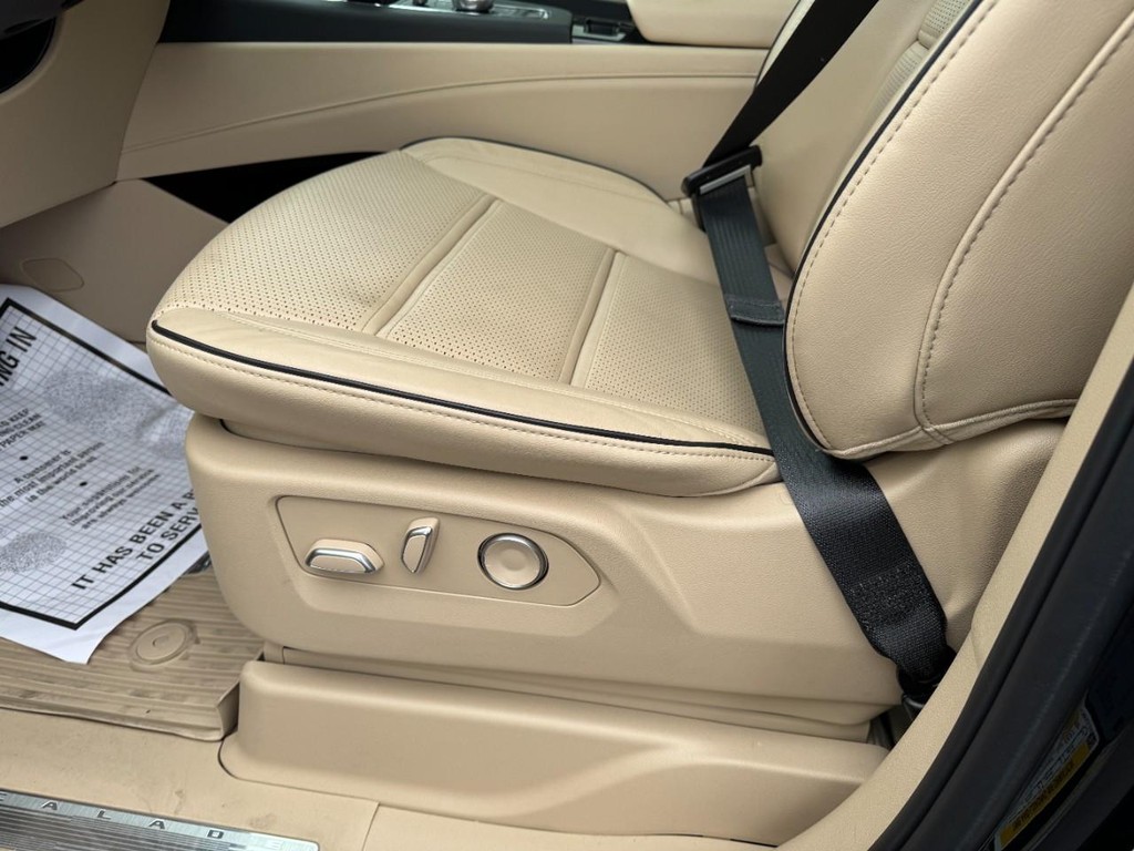 Cadillac Escalade ESV Vehicle Full-screen Gallery Image 18