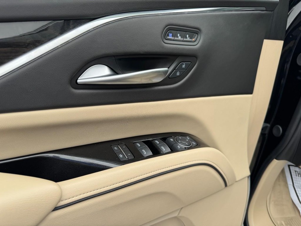 Cadillac Escalade ESV Vehicle Full-screen Gallery Image 19