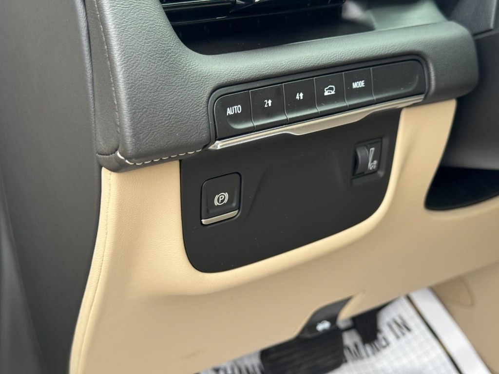 Cadillac Escalade ESV Vehicle Full-screen Gallery Image 20