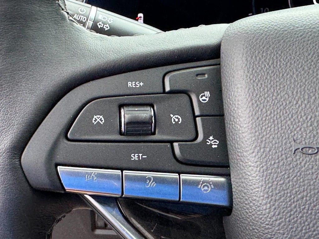Cadillac Escalade ESV Vehicle Full-screen Gallery Image 21