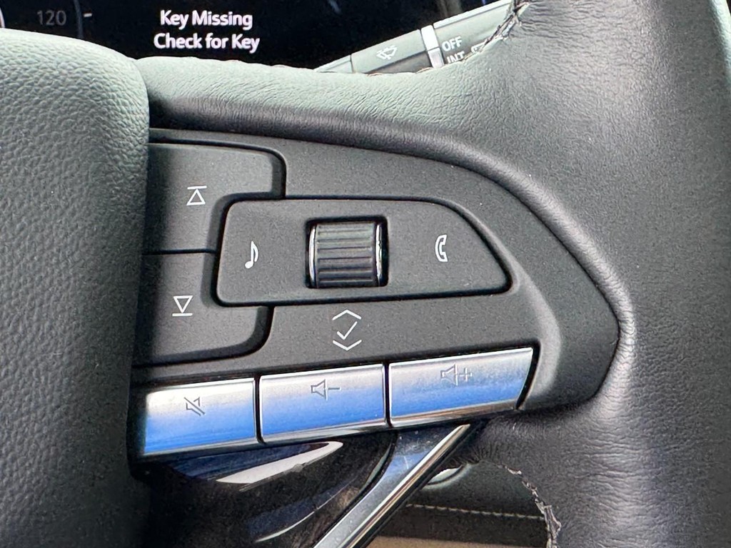 Cadillac Escalade ESV Vehicle Full-screen Gallery Image 22