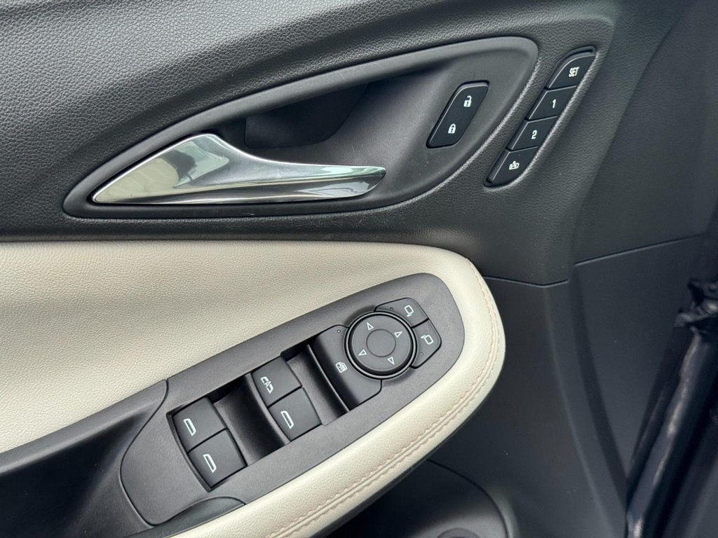 Buick Encore GX Vehicle Full-screen Gallery Image 17