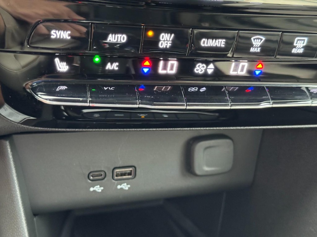 Buick Encore GX Vehicle Full-screen Gallery Image 21
