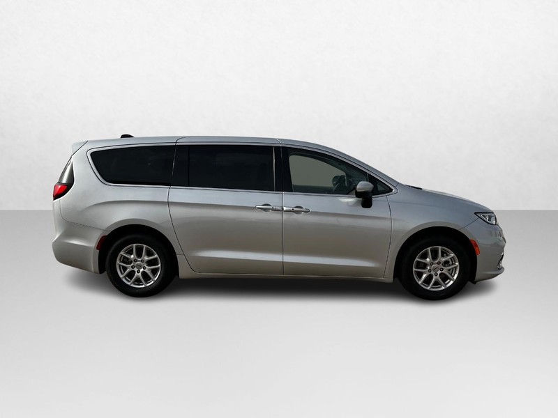 Chrysler Pacifica Vehicle Image 02