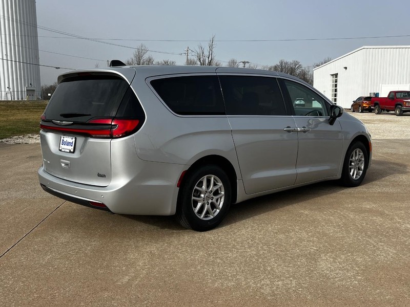 Chrysler Pacifica Vehicle Image 03