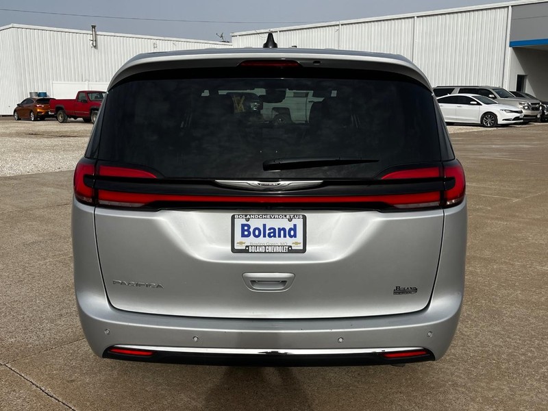 Chrysler Pacifica Vehicle Image 04