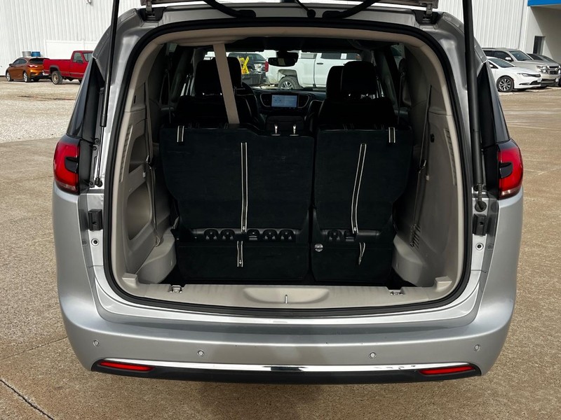Chrysler Pacifica Vehicle Image 05
