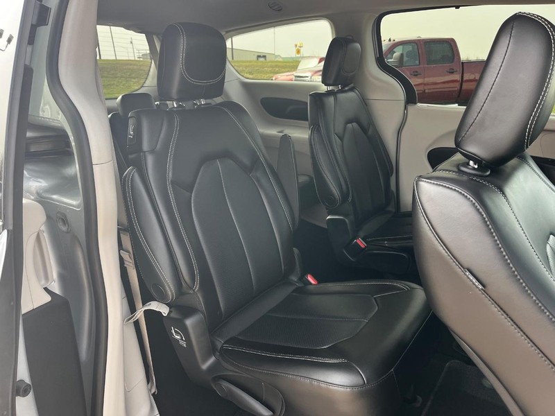 Chrysler Pacifica Vehicle Image 10