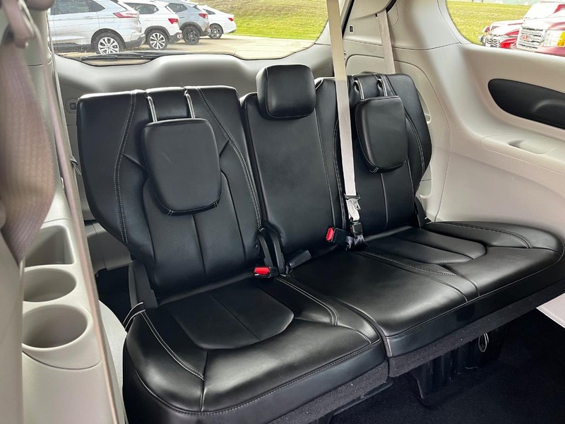 Chrysler Pacifica Vehicle Image 11