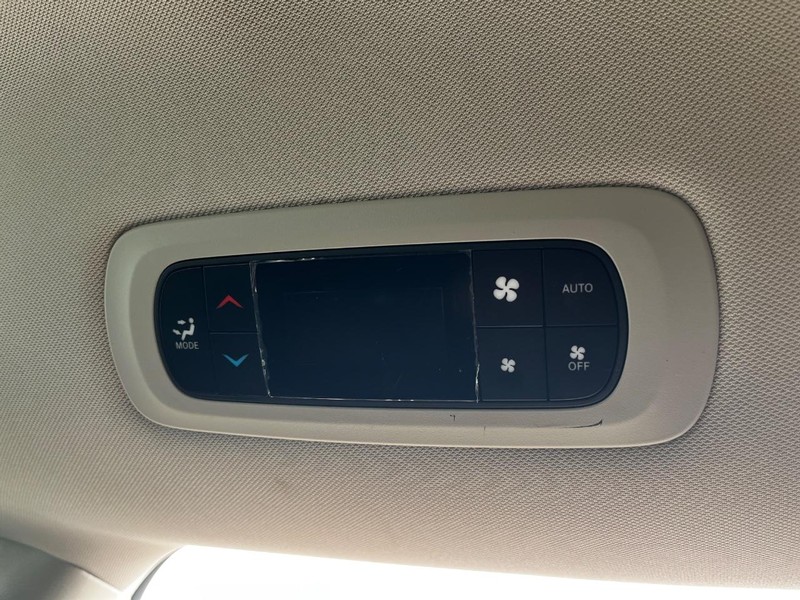 Chrysler Pacifica Vehicle Image 12