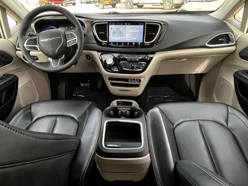 Chrysler Pacifica Vehicle Image 13