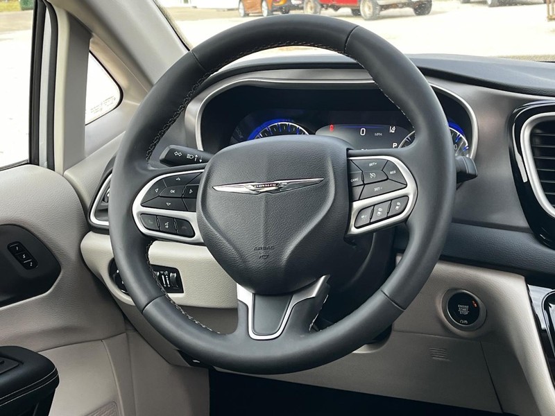 Chrysler Pacifica Vehicle Image 14
