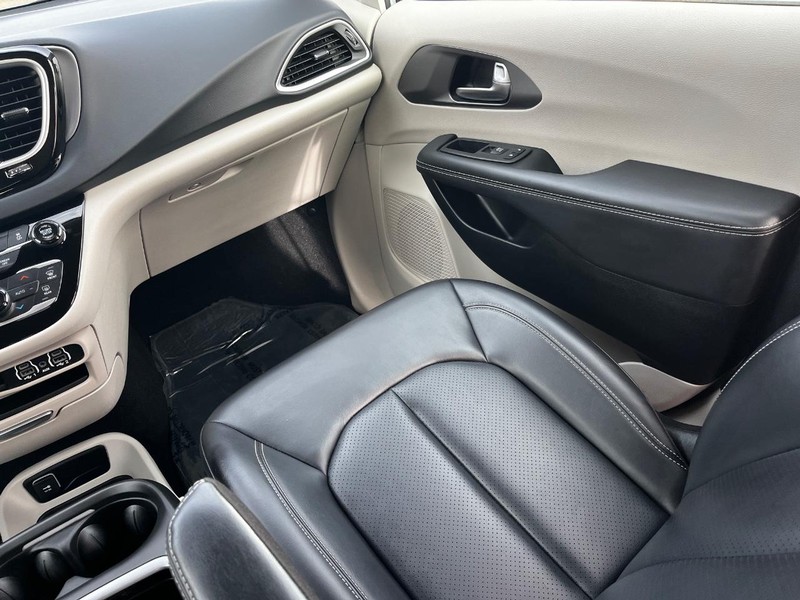 Chrysler Pacifica Vehicle Image 15