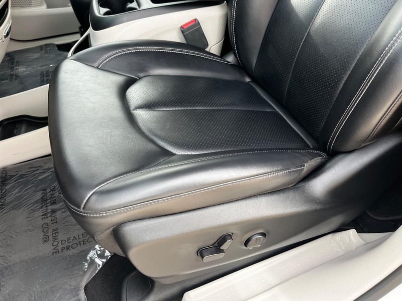 Chrysler Pacifica Vehicle Image 17
