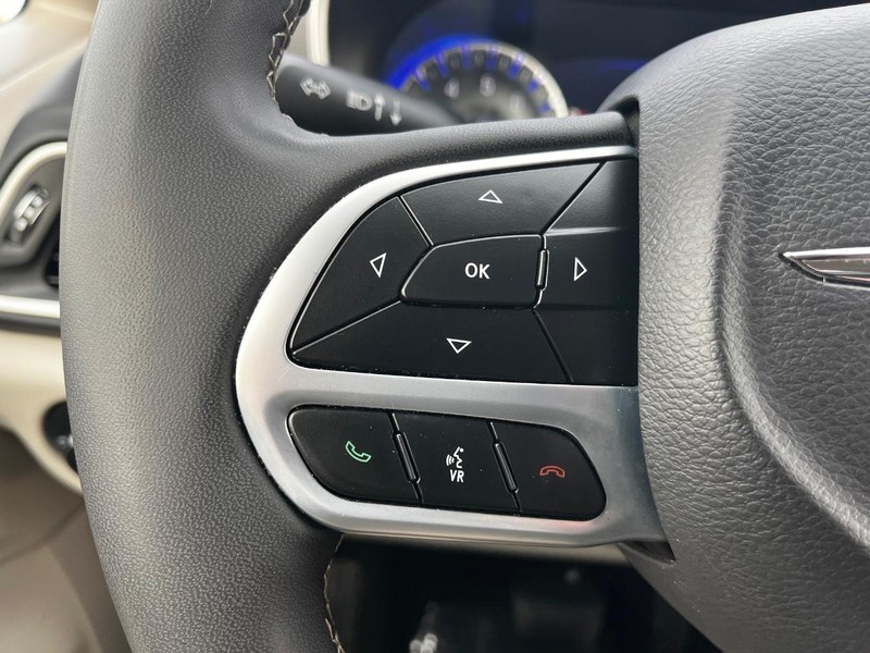 Chrysler Pacifica Vehicle Image 18