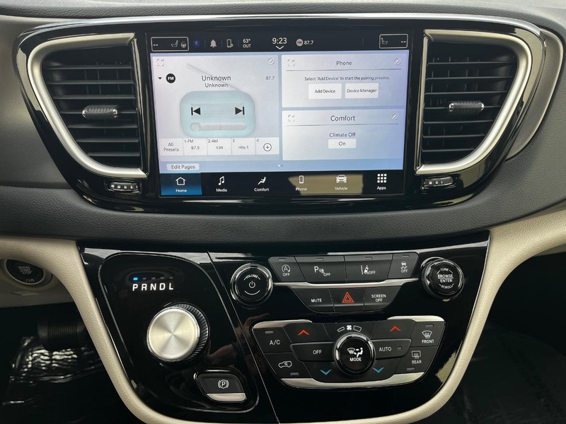 Chrysler Pacifica Vehicle Image 21