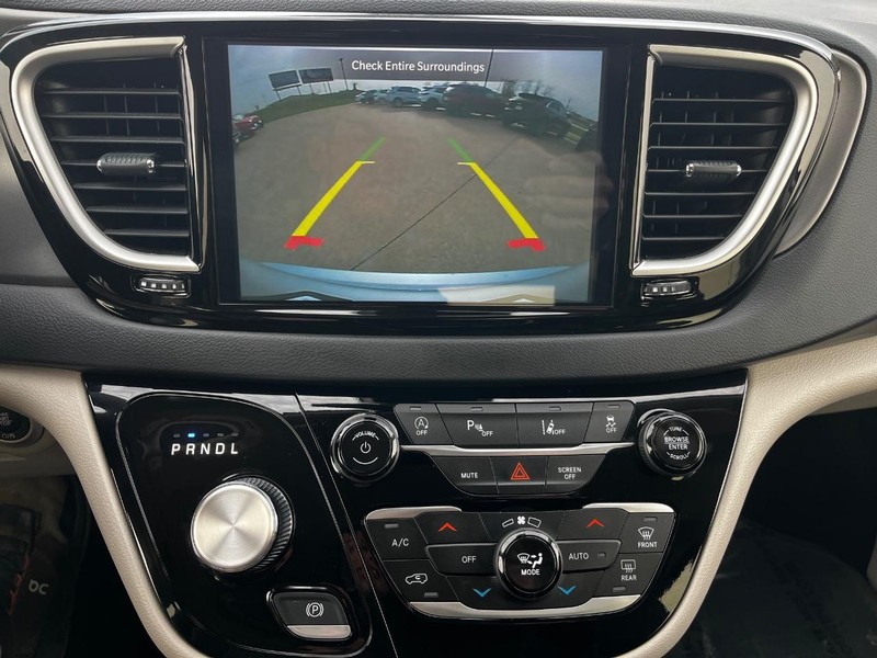 Chrysler Pacifica Vehicle Image 22