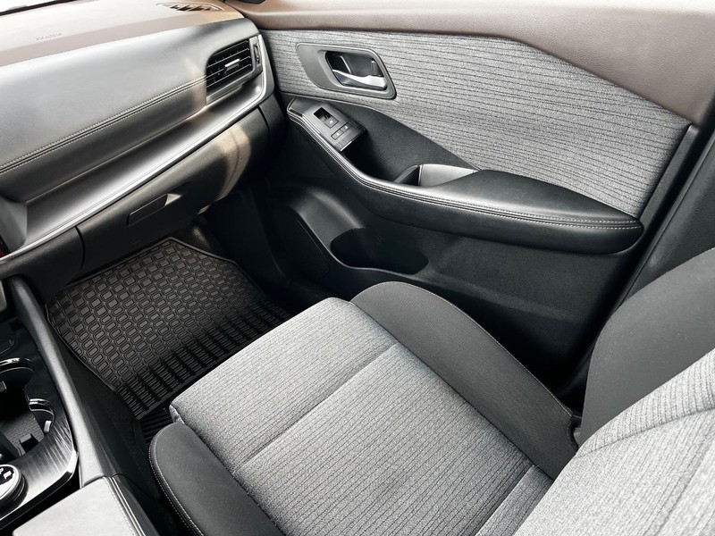 Nissan Rogue Vehicle Image 13
