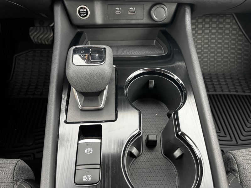 Nissan Rogue Vehicle Image 19