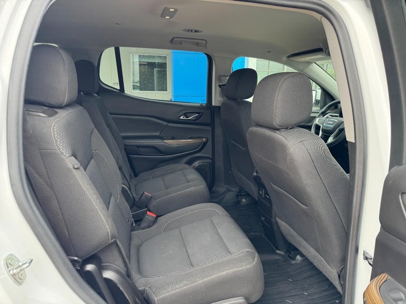 GMC Acadia Vehicle Image 10