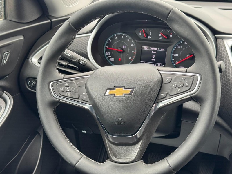 Chevrolet Malibu Vehicle Image 12