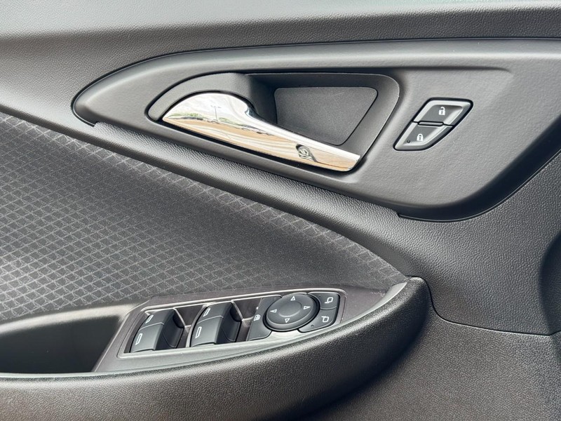 Chevrolet Malibu Vehicle Full-screen Gallery Image 21