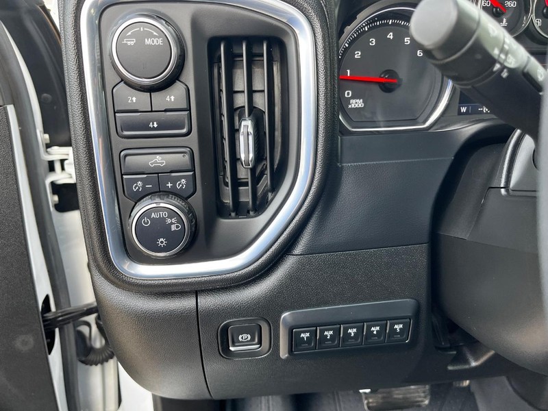 Chevrolet Silverado 2500HD Vehicle Image 16