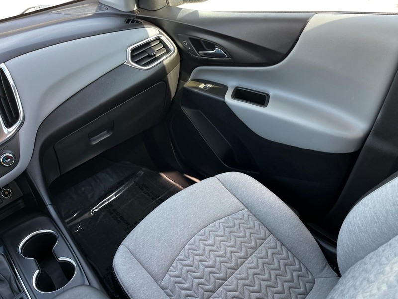 Chevrolet Equinox Vehicle Image 13