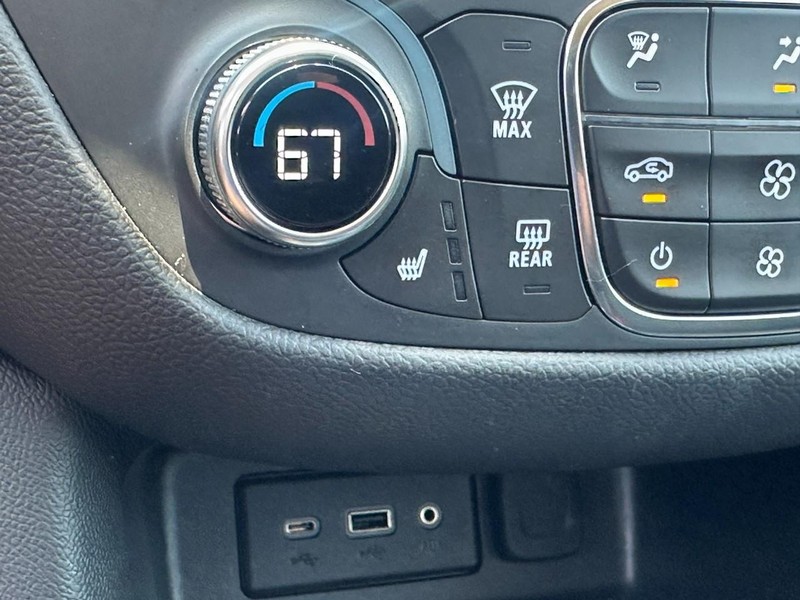 Chevrolet Equinox Vehicle Image 21