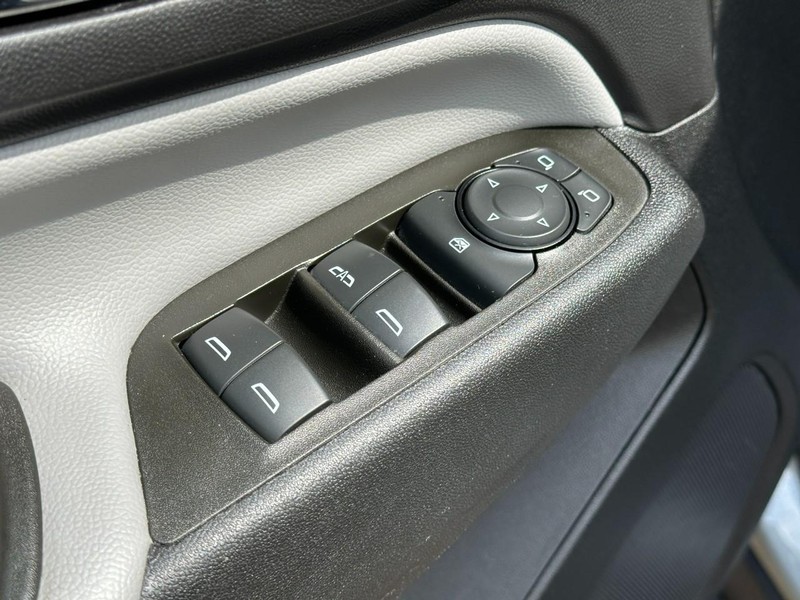 Chevrolet Equinox Vehicle Image 16
