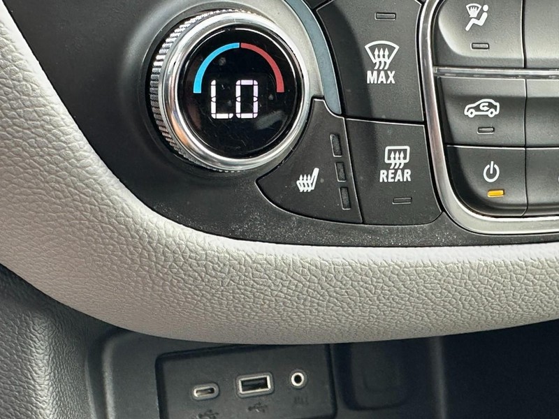 Chevrolet Equinox Vehicle Image 21