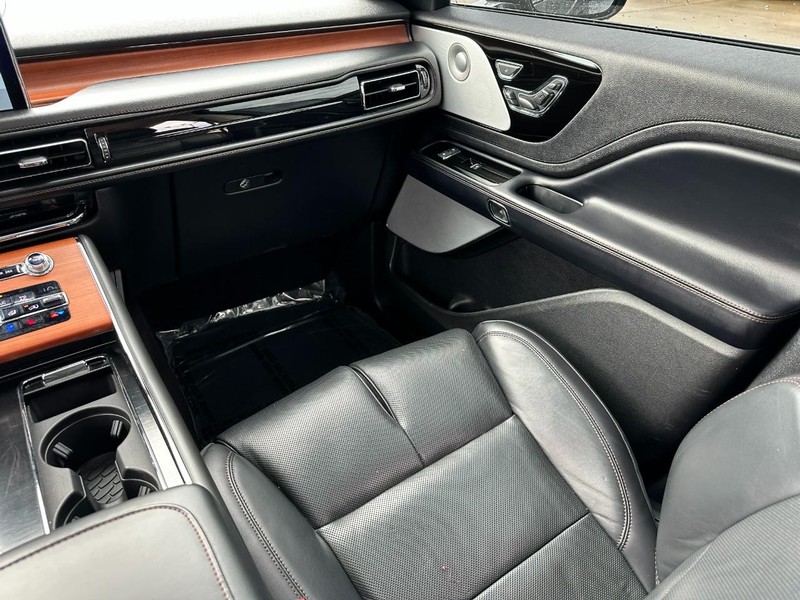 Lincoln Aviator Vehicle Image 12